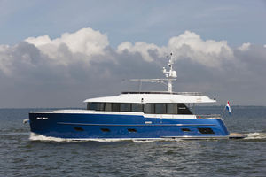 iate a motor de cruzeiro / com flybridge / com casco de deslocamento / 4 cabines
