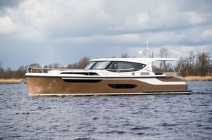lancha Express Cruiser com motor de centro / com hard-top / 3 cabines