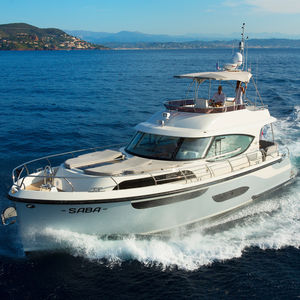 lancha Express Cruiser com motor de centro / com flybridge / 3 cabines