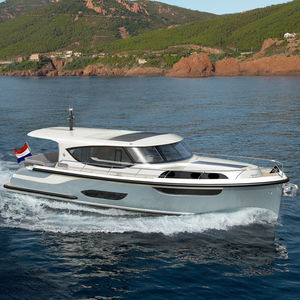 lancha Express Cruiser com motor de centro