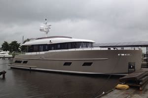 iate a motor de cruzeiro / com flybridge / com casco de deslocamento / 3 cabines