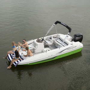 deck-boat com motor de popa