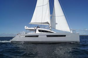 iate à vela catamarã / de cruzeiro oceânico / com flybridge / 4 cabines
