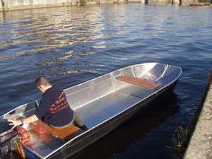 bote com motor de popa