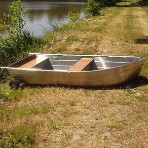 bote com motor de popa