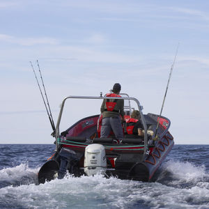 barco inflável com motor de popa