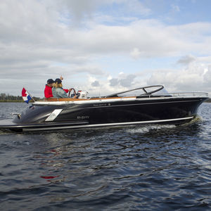 lancha Cabin Cruiser com motor de centro