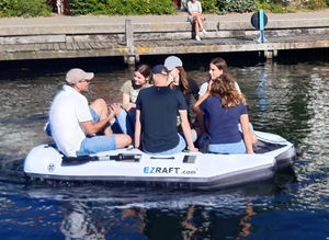 barco inflável com motor de popa