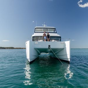 iate a motor catamarã