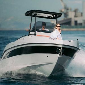 lancha Cabin Cruiser com motor de popa 1