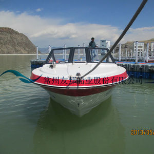 lancha de proa aberta com motor de popa