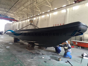 barco inflável com motor de popa