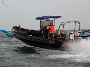 barco inflável com motor de popa