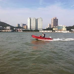 barco inflável com motor de popa