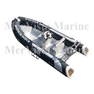 barco inflável com motor de popa