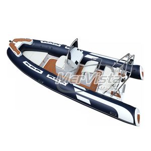 barco inflável com motor de popa