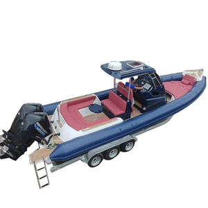 barco inflável com motor de popa