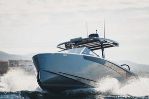 lancha Express Cruiser com motor de popa