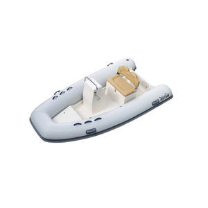 barco inflável com motor de popa