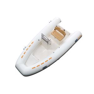 barco inflável com motor de popa