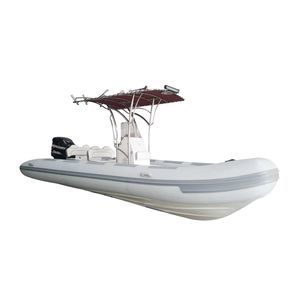 barco inflável com motor de popa