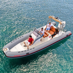 barco inflável com motor de popa
