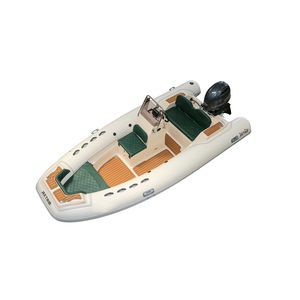 barco inflável com motor de popa