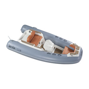 barco inflável com motor de popa