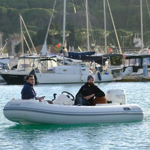 barco inflável com motor de popa