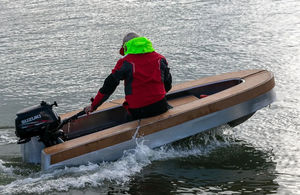 bote auxiliar com motor de popa