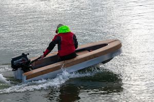 bote auxiliar com motor de popa
