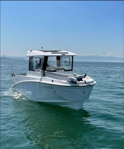 barco de pesca-passeio com motor de popa