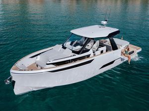 lancha Express Cruiser com motor de centro