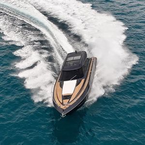 lancha Express Cruiser com motor de centro