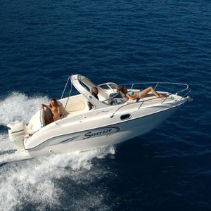 lancha Day Cruiser com motor de popa 1
