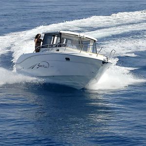 lancha Cabin Cruiser com motor de popa