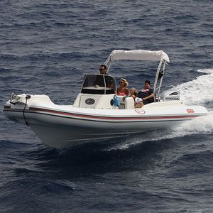 barco inflável com motor de popa 1