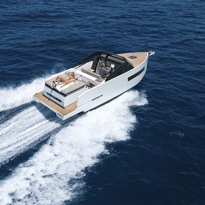 lancha Cabin Cruiser com motor de centro