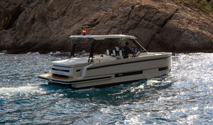 lancha Express Cruiser com motor de centro
