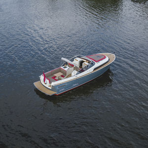 lancha Express Cruiser com motor de centro