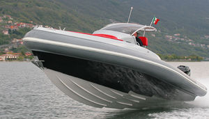 barco inflável com motor de popa