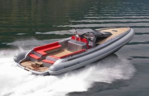 barco inflável com motor de centro