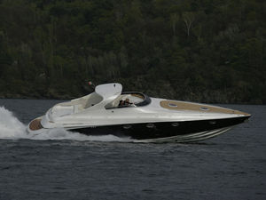 lancha Express Cruiser com motor de centro