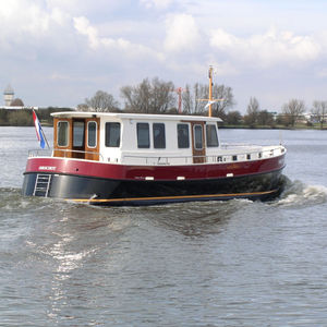 lancha Express Cruiser com motor de centro
