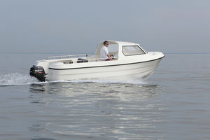lancha de console central com motor de popa / com console lateral / de pesca esportiva / máx. 8 pessoas