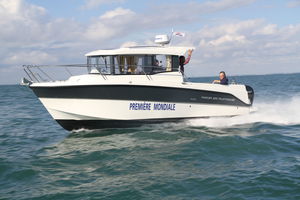 barco de pesca-cruzeiro com motor de popa / com cockpit fechado / máx. 8 pessoas