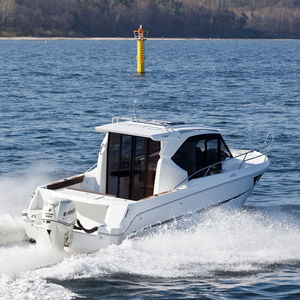 lancha Cabin Cruiser com motor de popa