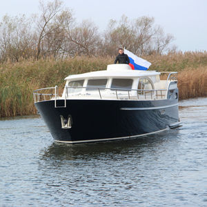 lancha Express Cruiser com motor de centro