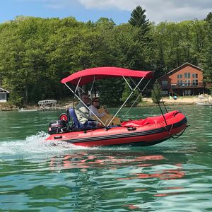 barco inflável com motor de popa