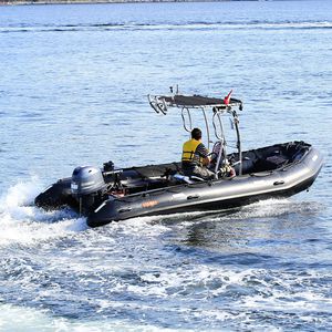 barco inflável com motor de popa